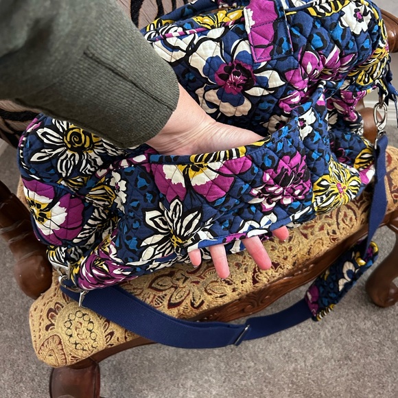 VERA BRADLEY TRAVEL BAG IN AFRICAN VIOLET PATTERN - EUC - Picture 5 of 7